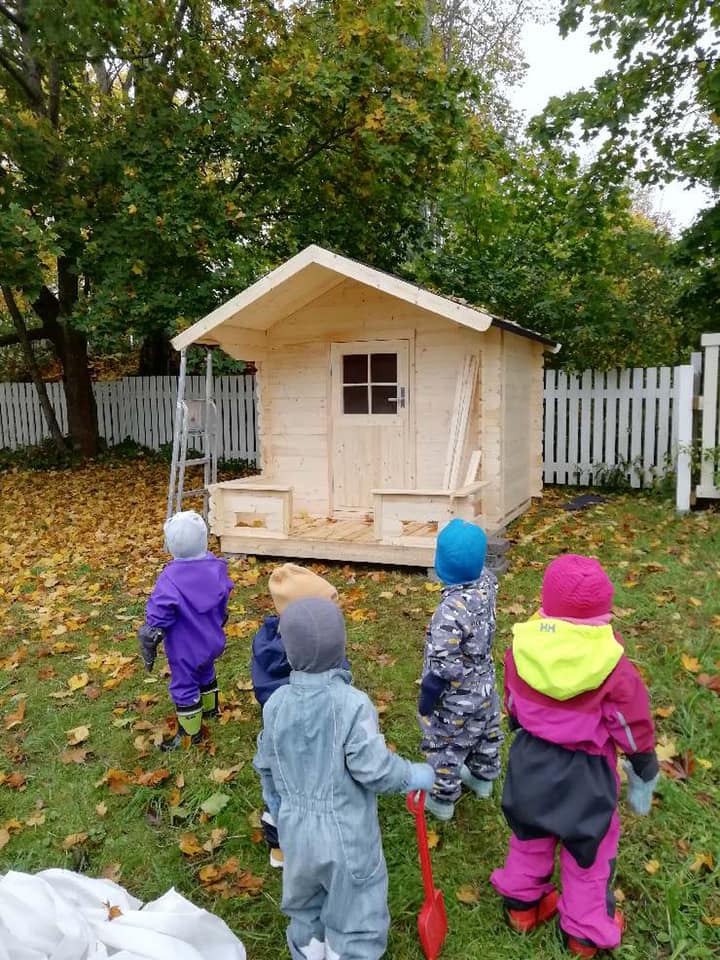 Leikkimökki valmistuu