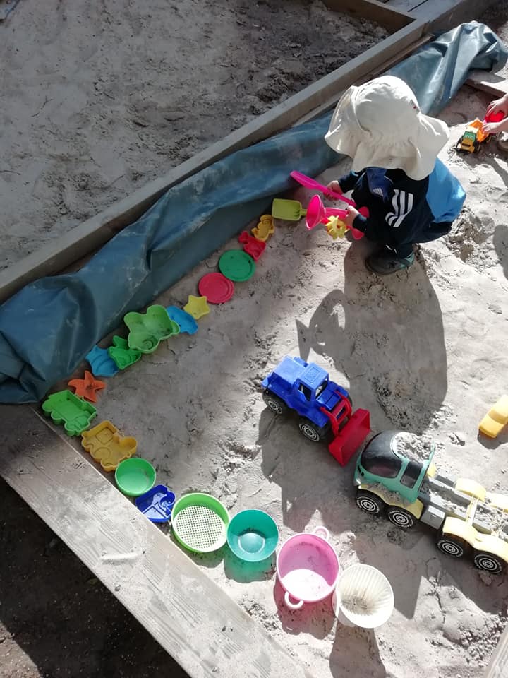 Värikkäitä jonoja