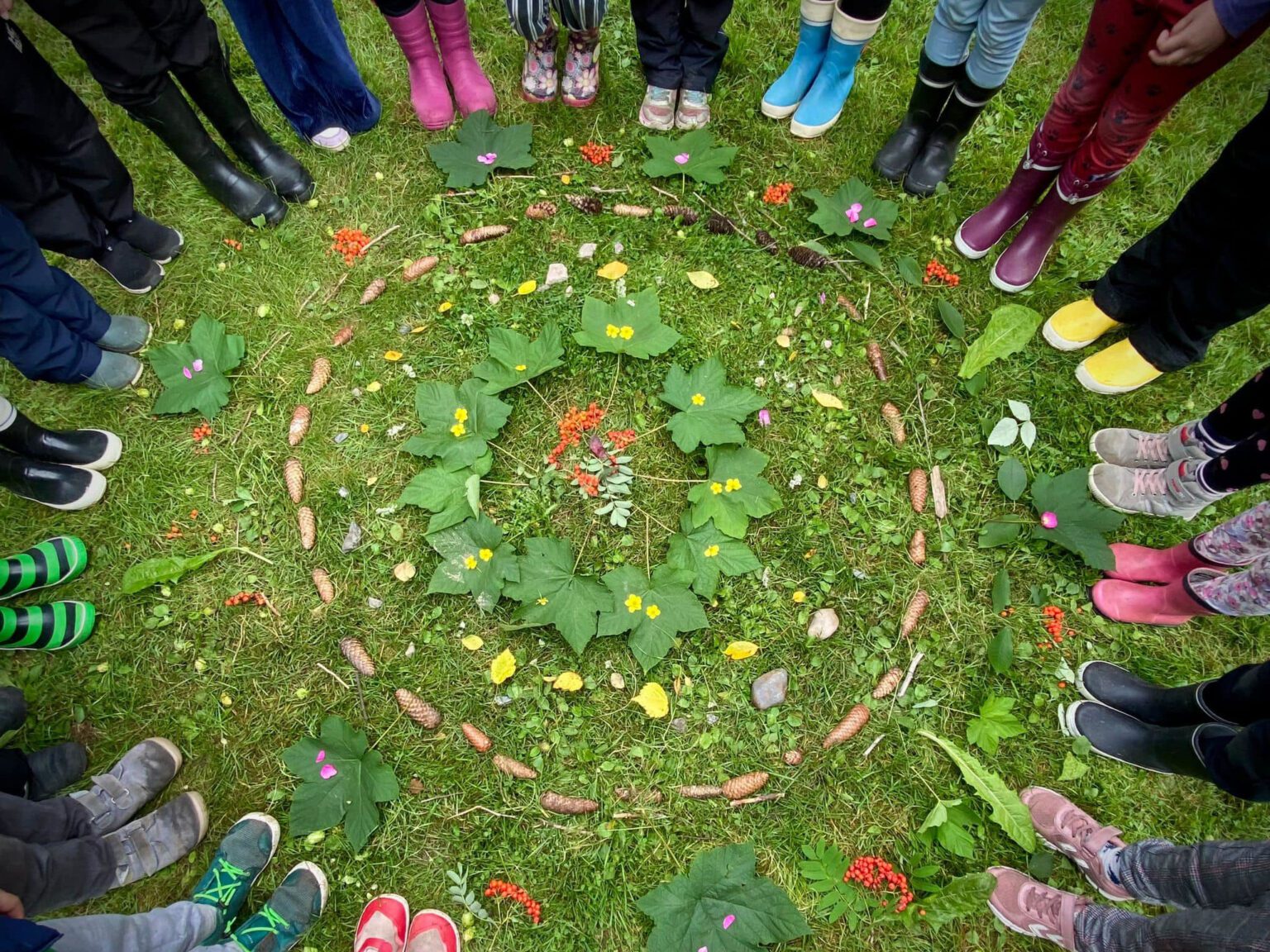 Oulun steinerkoulu taidetta ulkona
